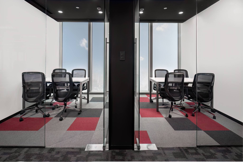 Bàn phòng họp Okamura được doanh nghiệp Việt tin chọn nhờ thiết kế đẳng cấp, độ bền vượt trội và giá trị đầu tư bền vững lâu dài