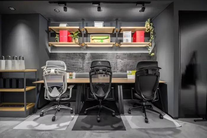 Choosing properly designed ergonomic chairs helps businesses create a professional, comfortable, and sustainable workspace for employees.