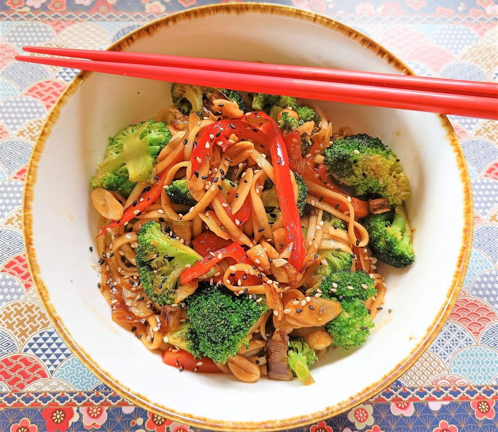 Udon noodles with broccoli and peanuts wok