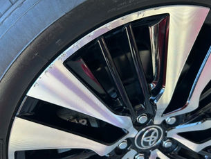 トヨタ アルファード タイヤを付けたまま出張ガリ傷修理