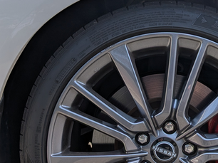 ニッサン スカイライン タイヤを付けたまま出張ガリ傷修理