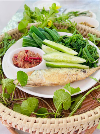Chef Nu cooks with the produce the farm yields each day.. Guests enjoy seasonal salads, Thai country dishes, and oven-fresh breads and pies made from our own herbs and vegetables.