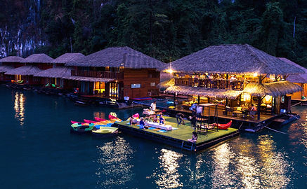 DINING WITH A VIEW
Enjoy Thai cuisine at the floating restaurant, overlooking the lake and surrounding limestone mountains.