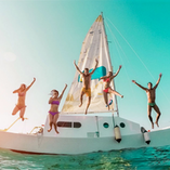 Amigos saltando de un Catamarán en Cancún e Isla Mujeres