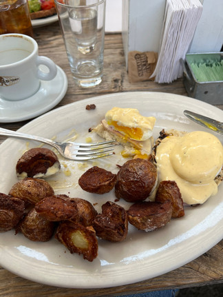 Brunch oeufs Bénédicte et pommes de terre sautéess