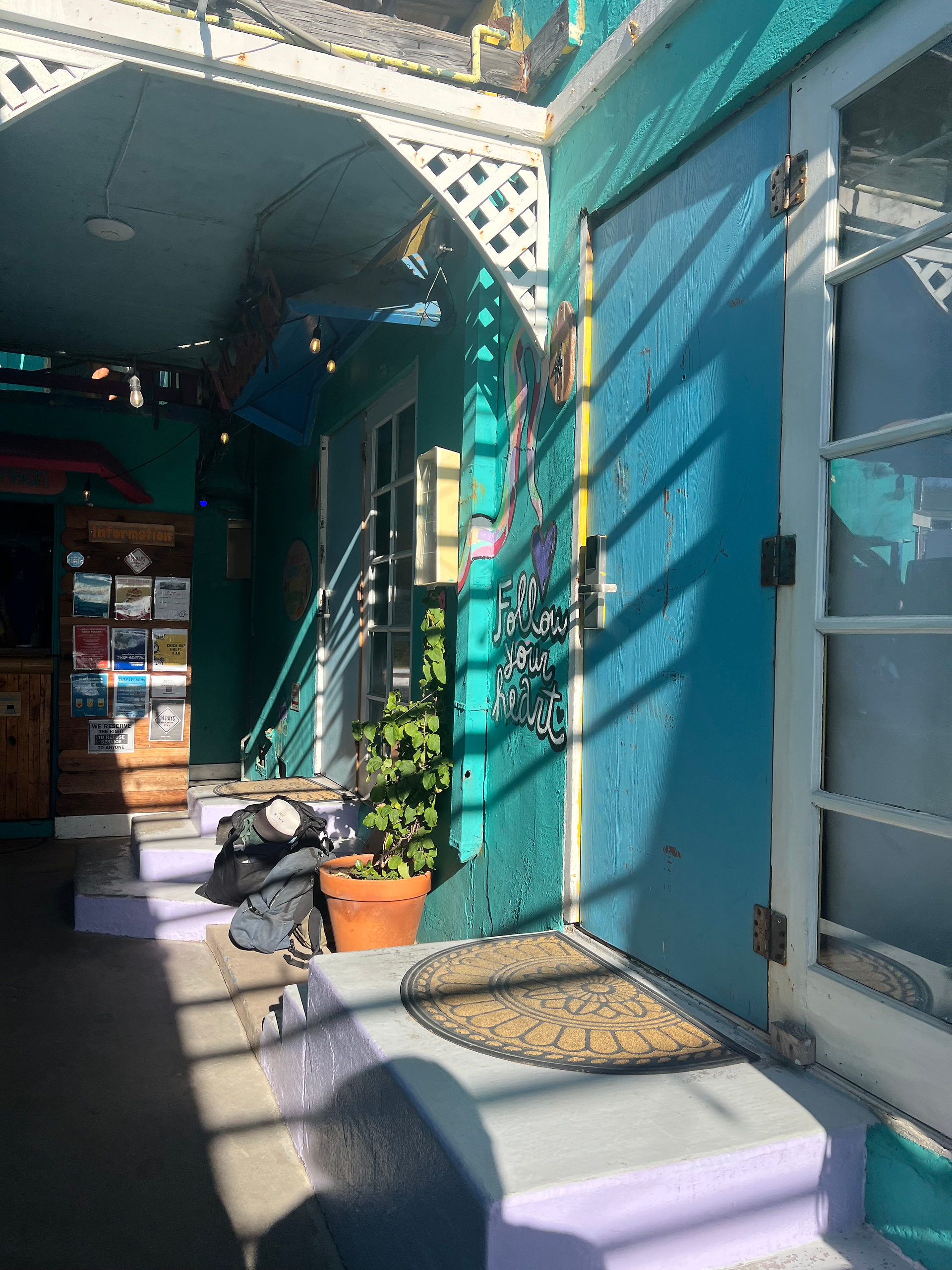 couloir de l'auberge de san diego avec jeu de lumiere joli