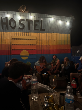 hostel san diego soiree terrasse guitare