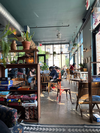 Nook coffee coffe shop plante meubles en bois et personnes qui télétravaillent