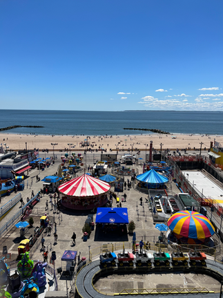 Coney Island vue sur les attractions et la mer depuis la grande roue