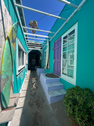 couloir auberge san diego mur bleu ciel et porte violette