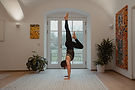 handstand vor Glas.jpg