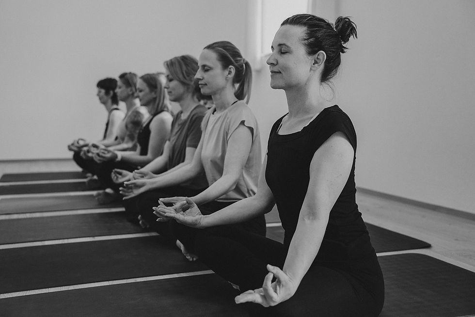 Gruppe Meditation - yoga in return