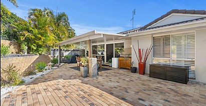 Bought by Felicity Mackenzie, expert local buyers agent from Mackenzie-george Buyers Advocates this off-Market realestate in Kingscliff property boasts 3 bedrooms, 2 living areas, a spacious yard and garden and also a huge garage. This is a brick property, solid built with landscaped gardens and a sunny aspect. 