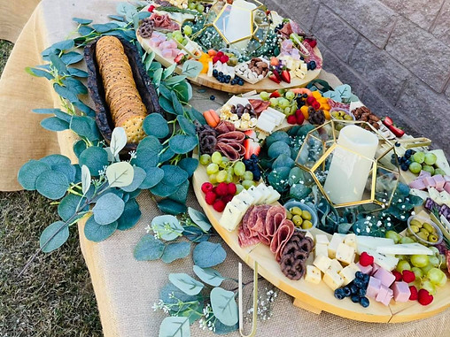 Nuestro servicio de Charcutería con Centro de Mesa de Bon Appetit Baja es ideal para eventos. La foto en la sección de descripción del servicio muestra nuestro Centro de Mesa, con una exquisita selección de ingredientes y una presentación impresionante. Añade un toque de elegancia y sabor a tus eventos con nuestro Centro de Mesa.