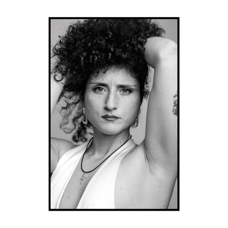 Atmosphärisches Schwarzweißporträt eines Models