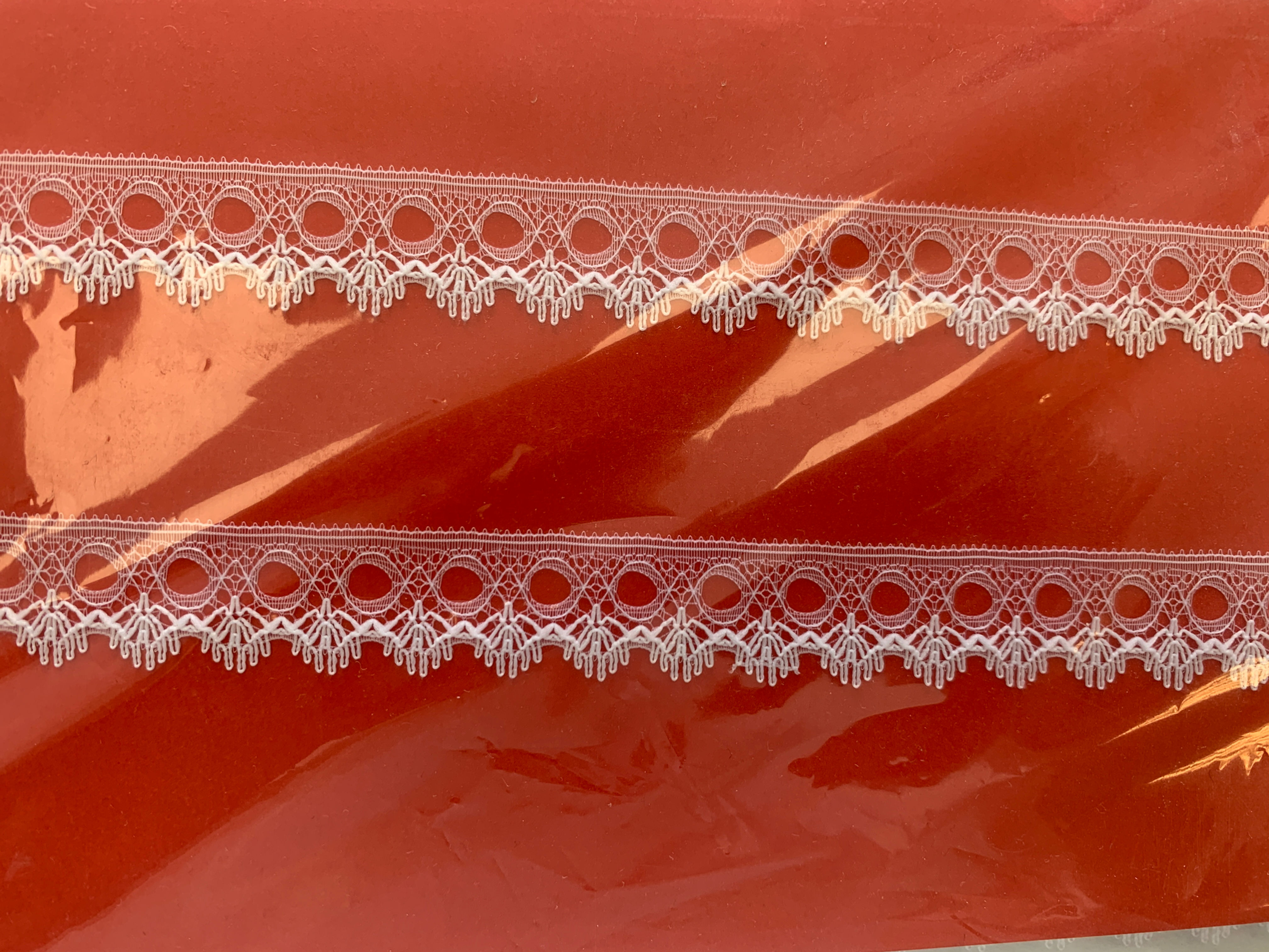 1785 - 19mm White lace tassle trim (2m length)