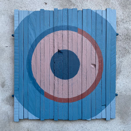 TARGET 40 – skydeskiveinspireret originalkunst på genbrugt træ af Henriette Fabricius, 45x46 cm, i blå og røde nuancer. Et koncentreret værk om mål, fokus og de forstyrrelser, der opstår undervejs. Bæredygtig samtidskunst til gallerier og kunstsamlere i mellem prisklassen.