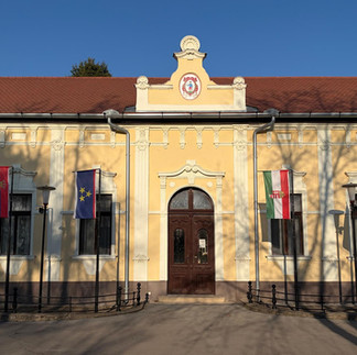 Mairie de Martonos, drapeaux des deux pays.