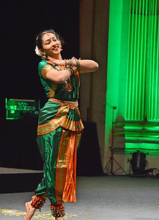 Dr Sampada Savardekar danse le bharatanatyam sur scène en France.jpeg