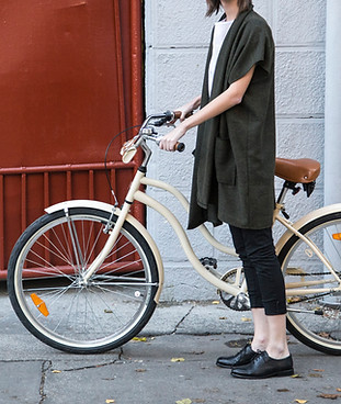 Femme avec vélo