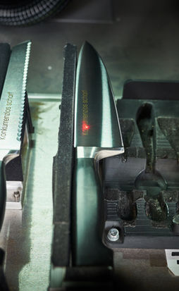 Auf dem Bild sieht man eine Lasergravur von Messern