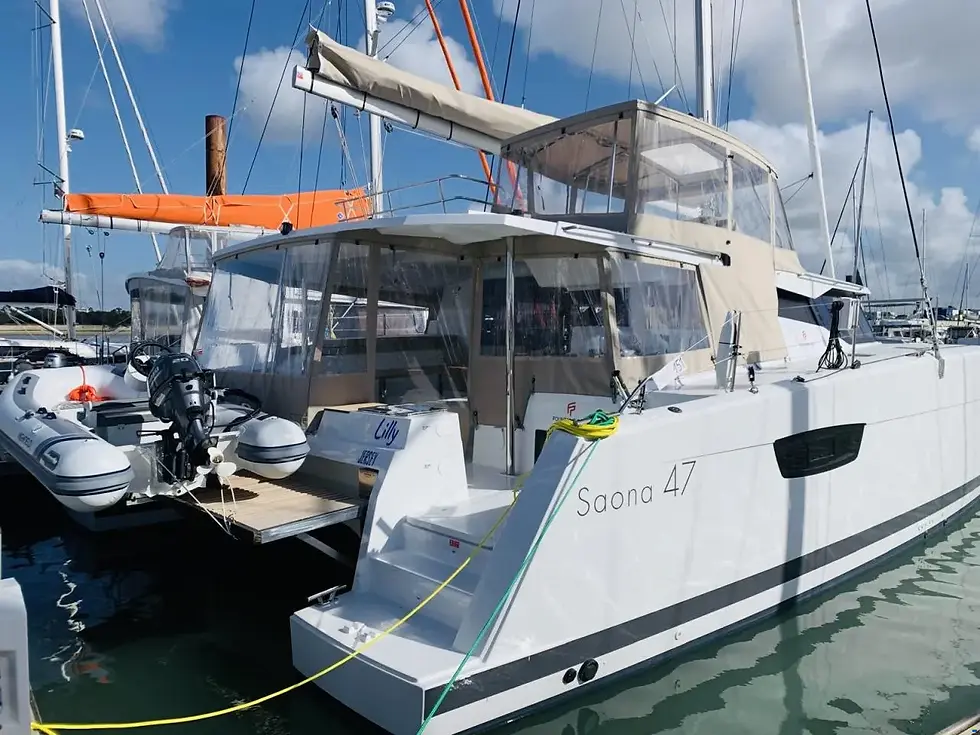 Heckansicht mit Plattform und Dinghy