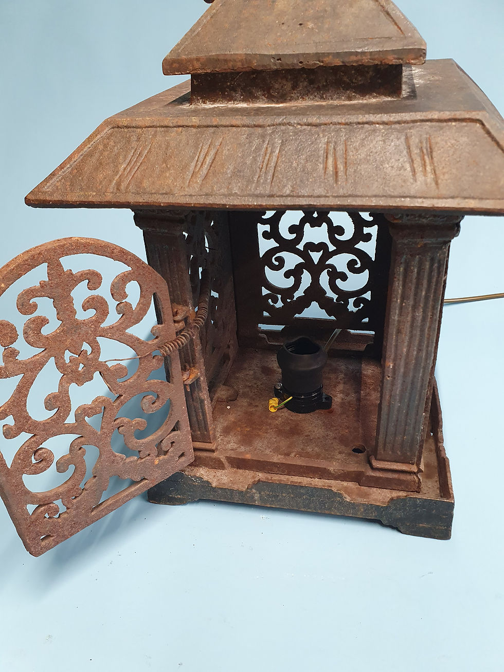 Thumbnail: Really heavy cast iron open fretwork light
