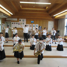 私たち高田中学校吹奏楽部は、放課後はいつも練習を楽しんでいます。
協力して目指すのは、「清く」「正しく」「美しい」音作り‼
私たちは演奏を聴いてくださる皆さんが『笑顔』になれることを願っています。