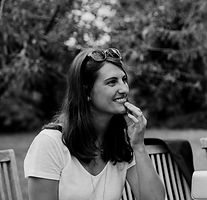 Élise Lucie Jo, graphiste et illustratrice, prête à donner vie à vos idées créatives.
