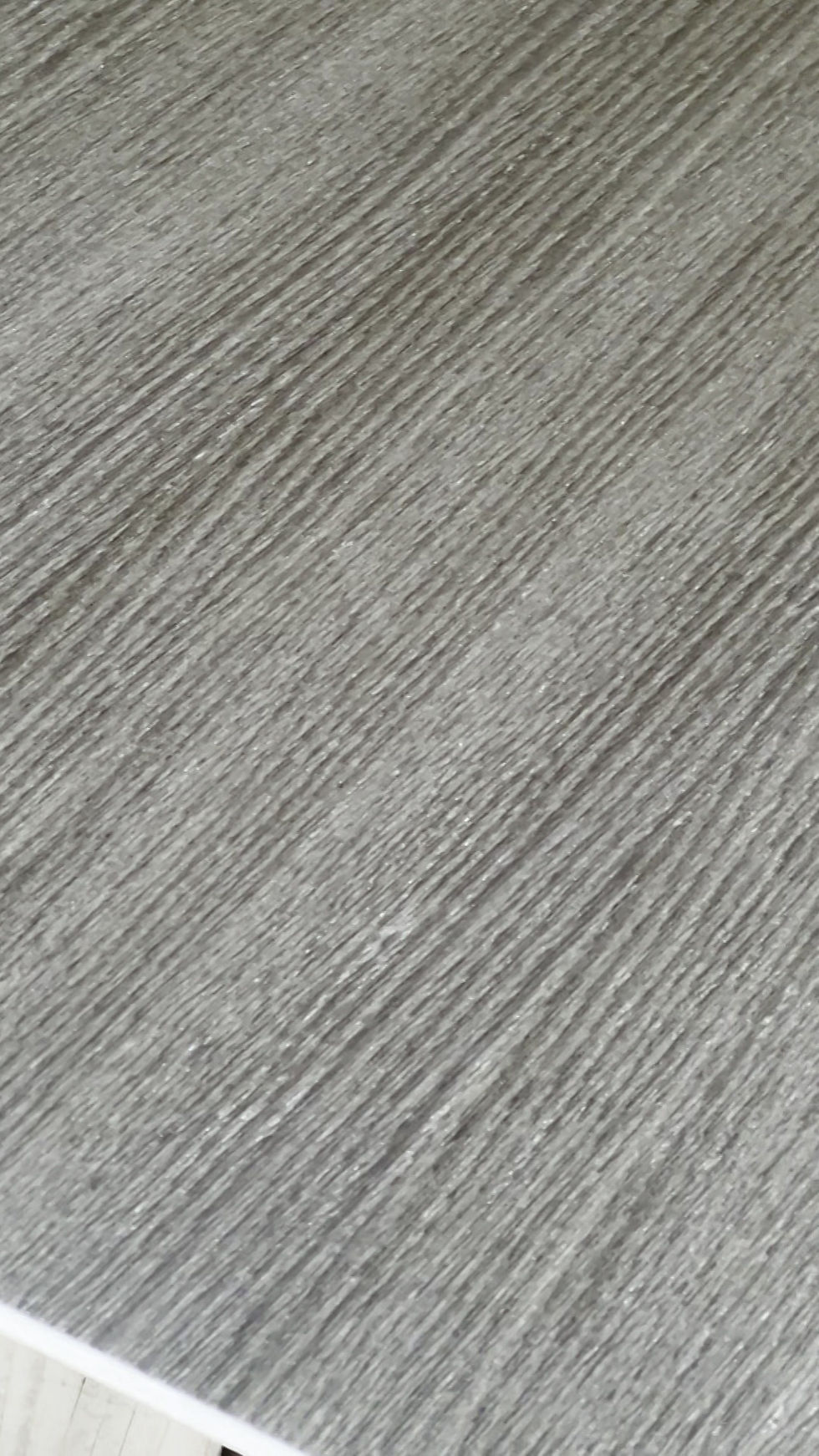 Miniaturbild: Abgehängte Deckenplatten aus dunkelgrauem Eichenholz