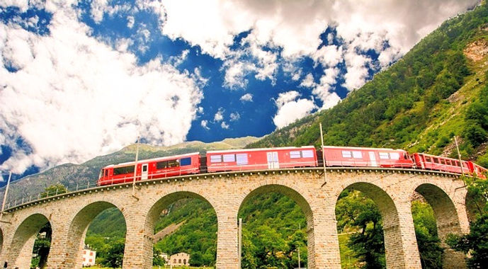 train-4176196_640_edited.jpg