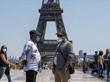 Macron anuncia que darán una tercera dosis a personas mayores a partir de septiembre