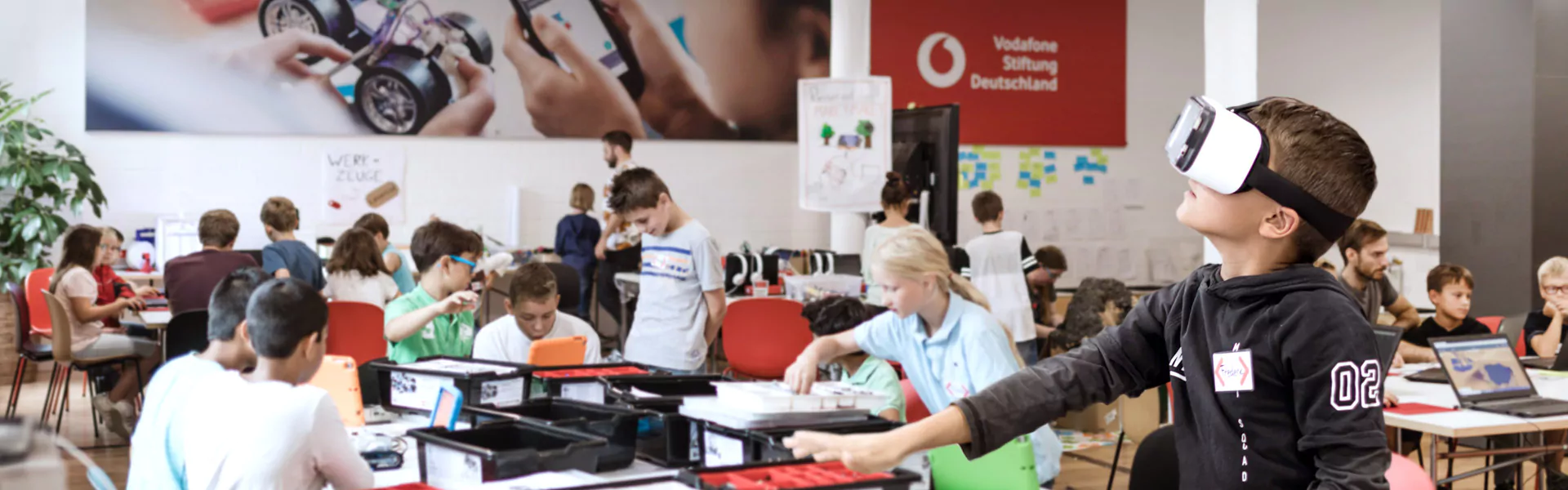 Mehrere Kinder in einem Workshop im Hub für digitale Bildung