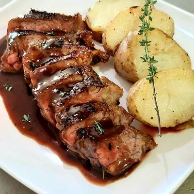 LOMO EN SALSA DE VINO TINTO