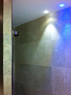 Baño con iluminación relajante