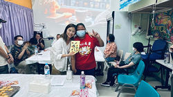 呢位受服務者親手做了心意卡送比我們主席
