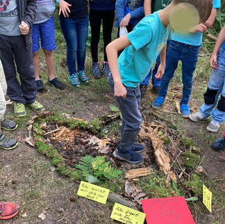 Kinder im Wald - in der Mitte stehen