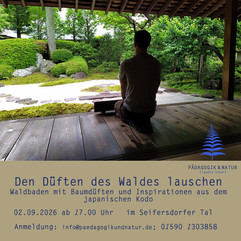 Mensch sitzt vor einem Naturbild. Duftmeditation