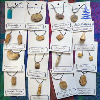 Schmuckstücke Ketten aus Naturholz und Baumperlen