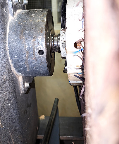 Attaching faceplate to lathe spindle