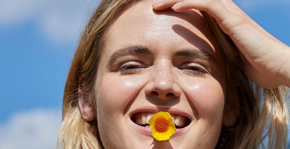 Schöne Wonam mit Blume in ihrem Mund