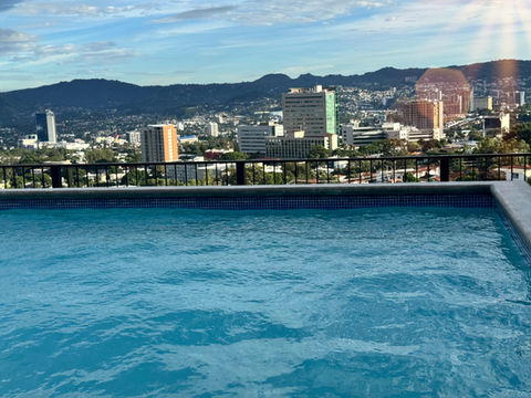 Piscina en terraza con vista panorámica a la ciudad