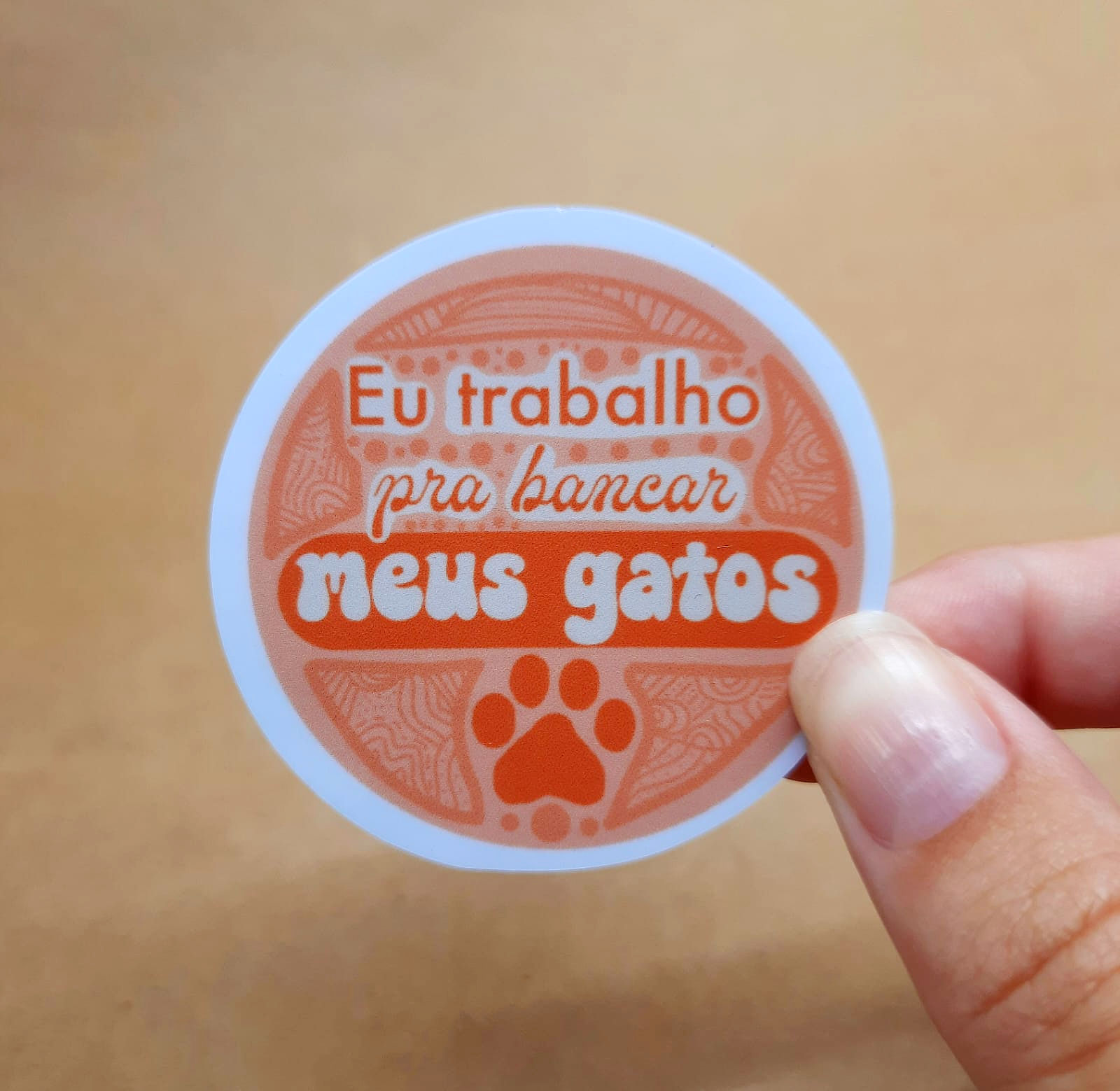 Eu trabalho para bancar meus gatos - Pequeno