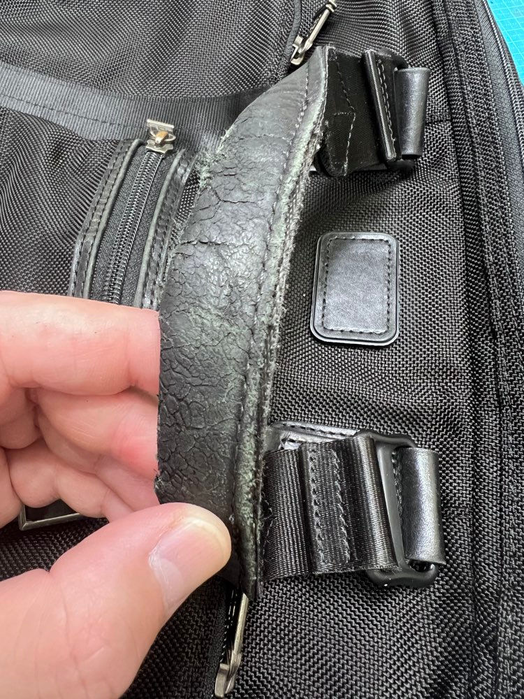 TUMI（テュミ）ビジネスバッグの修理前の状態