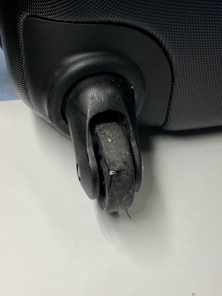 壊れたスーツケースのキャスター