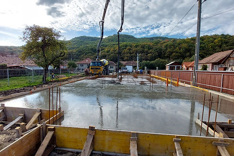 Beton öntése egy készülő ház alapjának