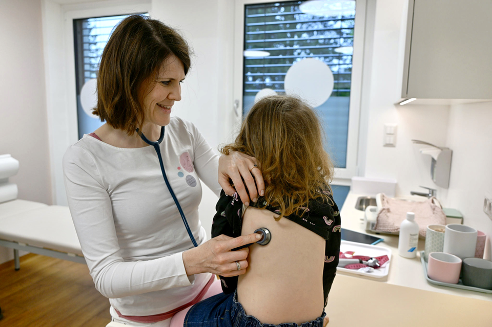 Dr. Angelika Neusch-Fahrner untersucht ein Kind.
