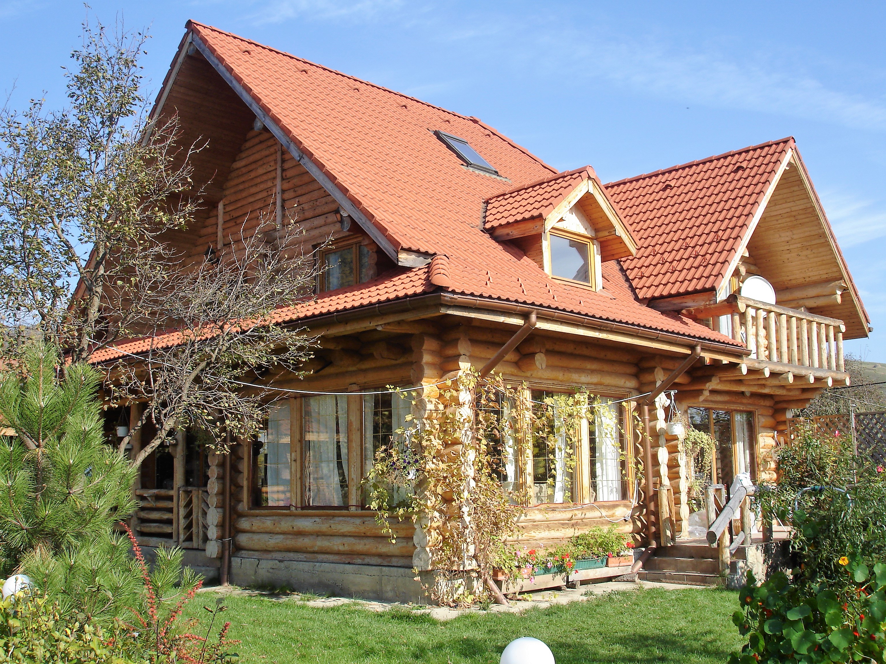 Casă Valmonte din bușteni artizanali