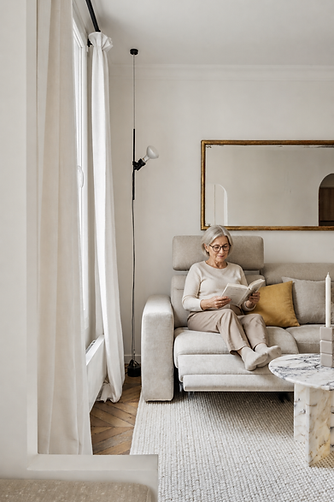 Séjour contemporain adapté aux seniors avec mobilier confortable, automatisation discrète et solutions de sécurité intégrées.