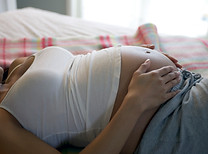 Femme enceinte attendant un massage pré natal